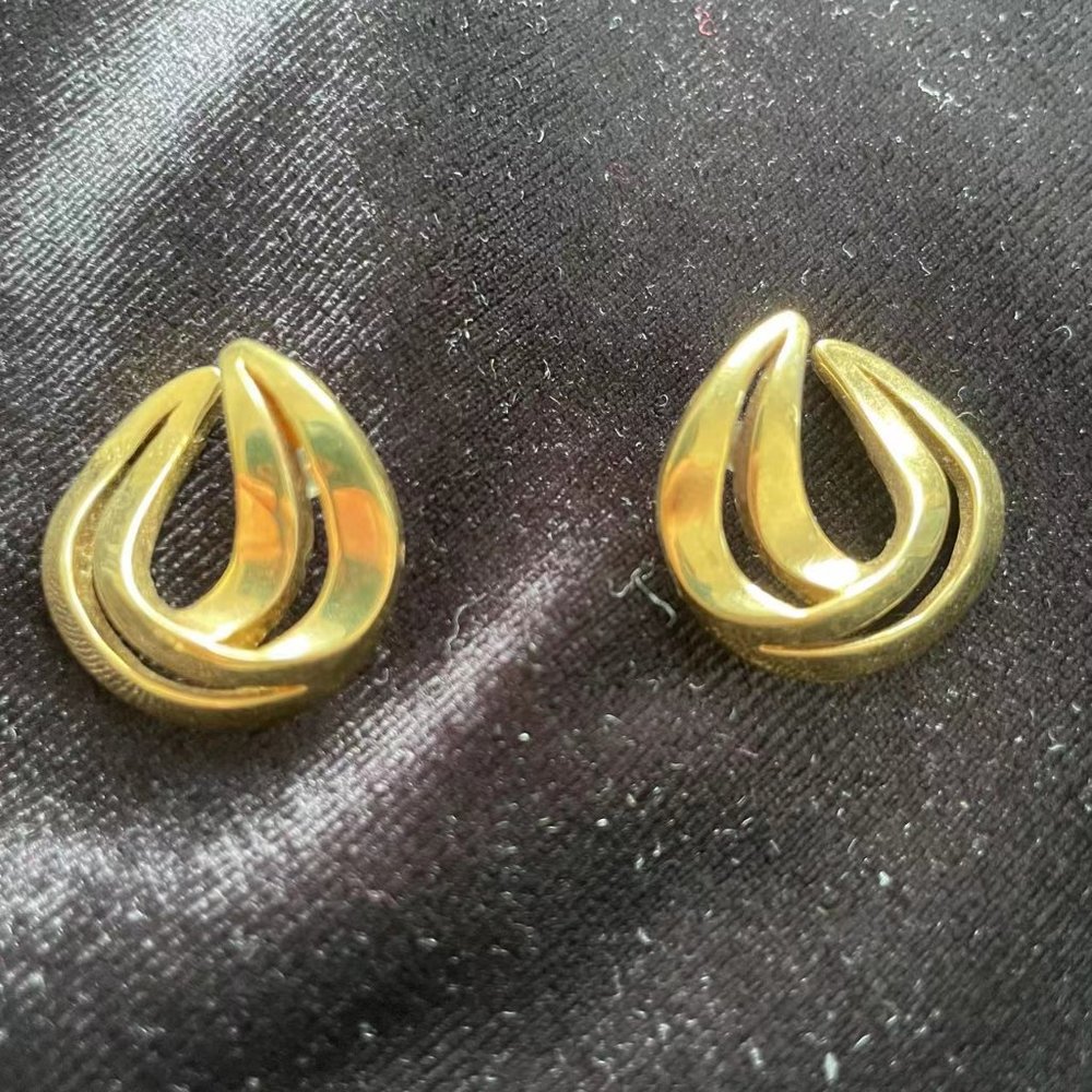 vintage monet gold tone earrings